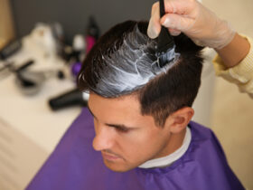 Pielęgnacja męskich włosów krok po kroku – jak wykonać ją prawidłowo?